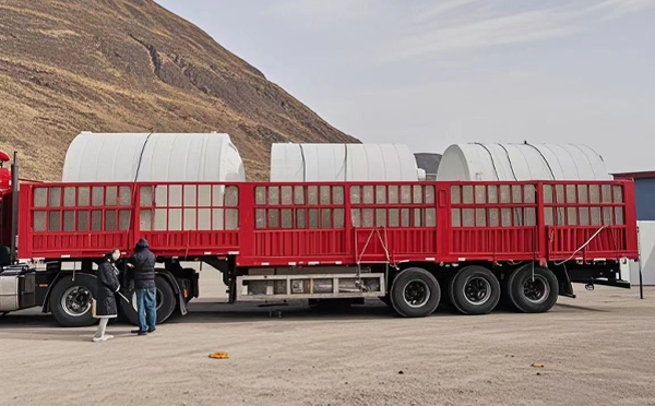 东乡塑料桶装车完毕准备运输中