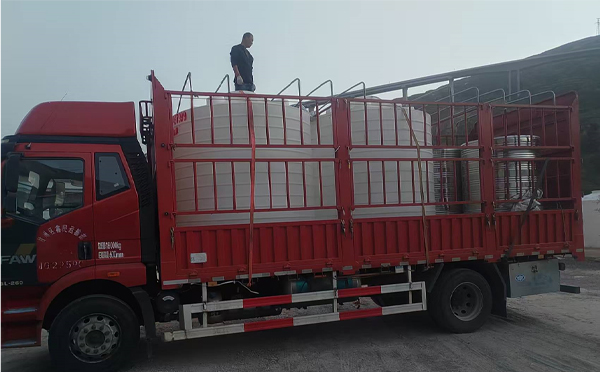 东乡立式运输桶安排发货现场